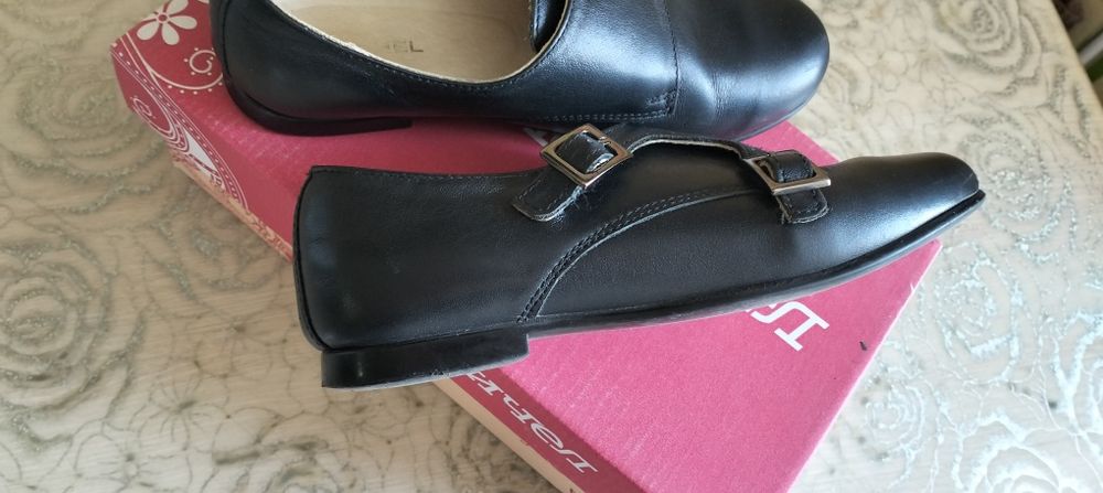 Продам туфли для девочки.