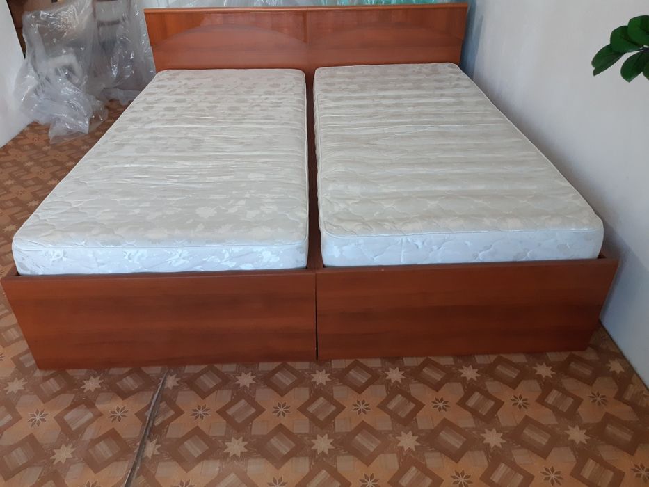 Продам кровати. Сматрасами.