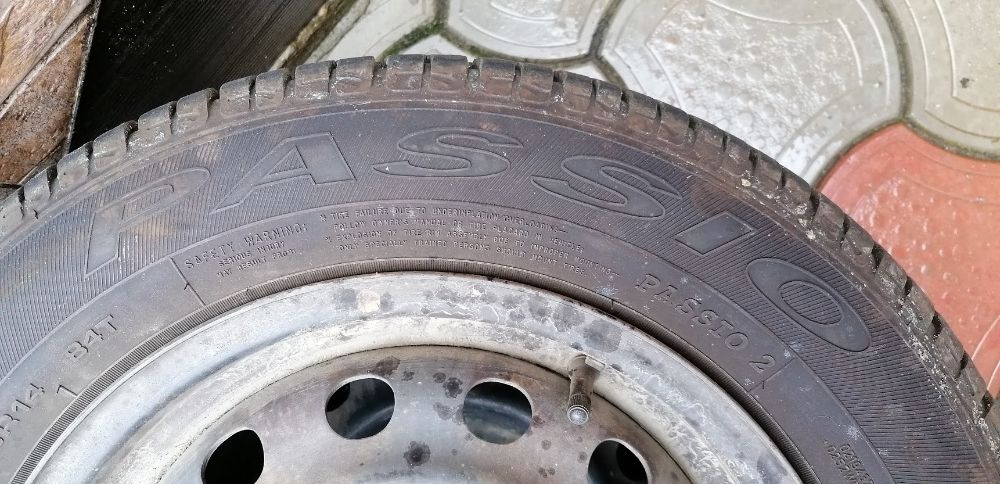 Vand 4 anvelope de vara 175/70/R14 cu jante de otel