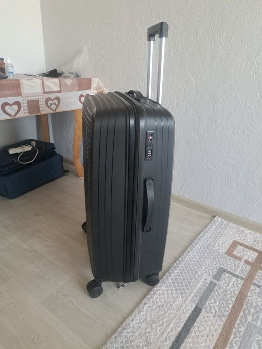 Продам чемодан новый