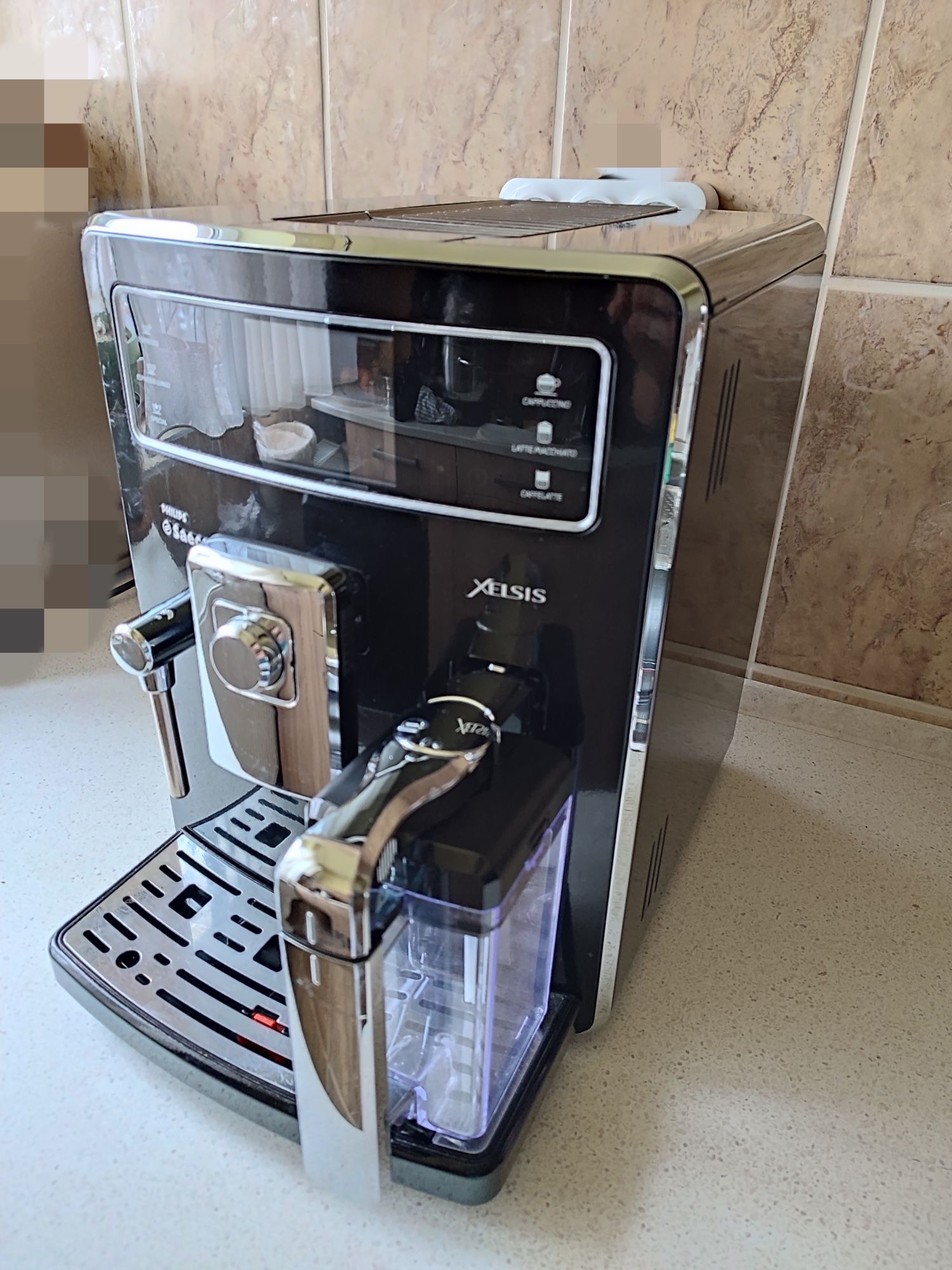 Saeco Xelsis HD8943, Espressor automat in stare buna cu carafa lapte