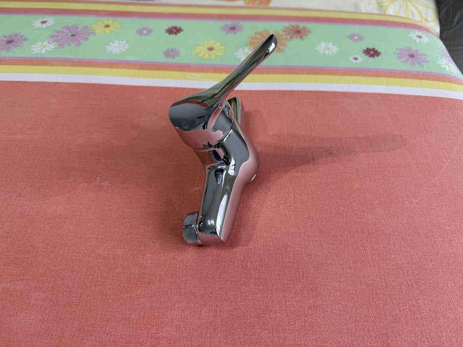 Продавам стенен кухненски смесител Camarque