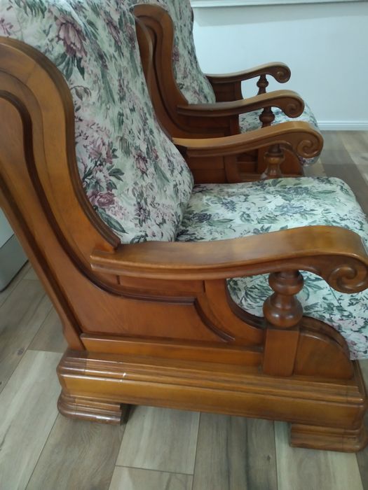 Vând canapea și două fotolii lemn masiv