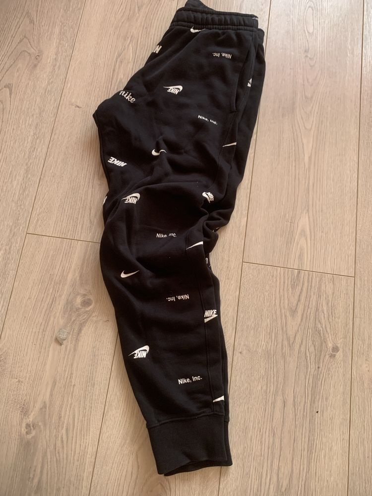 Pantaloni nike marimea xs