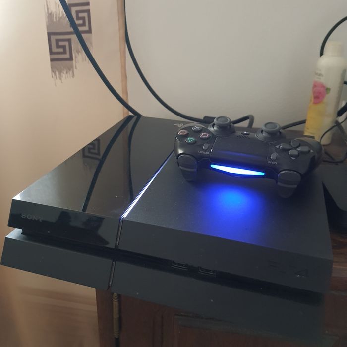 PlayStation 4 500GB (Ca nou) + 2x Controller + Un joc la alegere