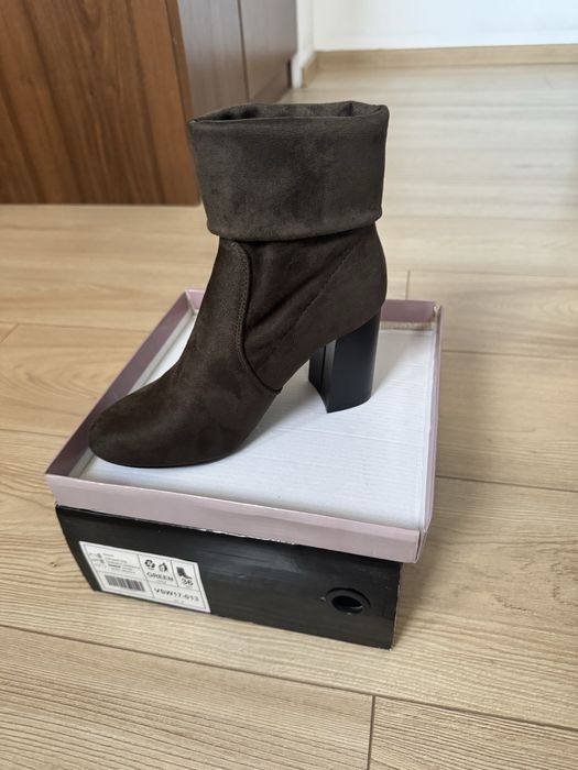 Нови тъмно зелени велурени боти