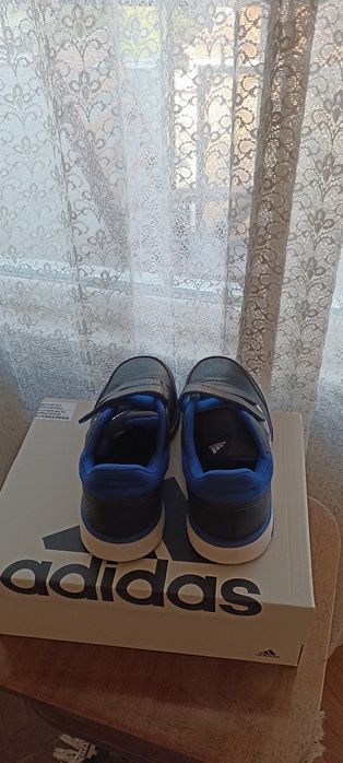 Детски маратонки Adidas. 90 лв.