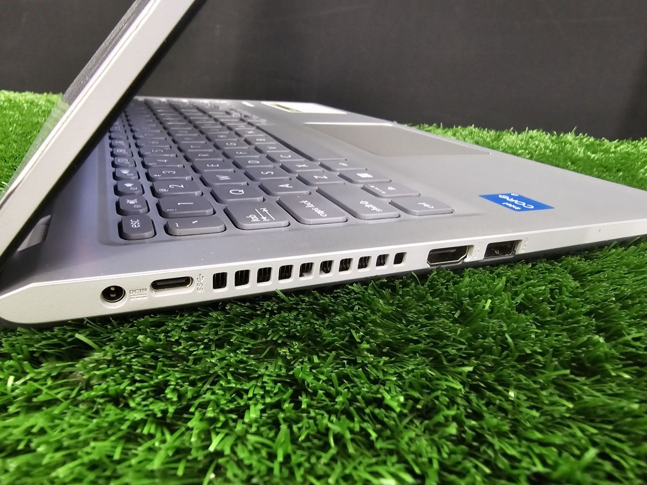 ASUSSSS Yanngidek tinniq so'ngi avlodli notebook izlaganlar uchun!