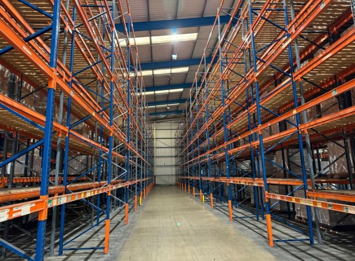 Rafturi de depozitare a mărfii avem orice model avem de greutate