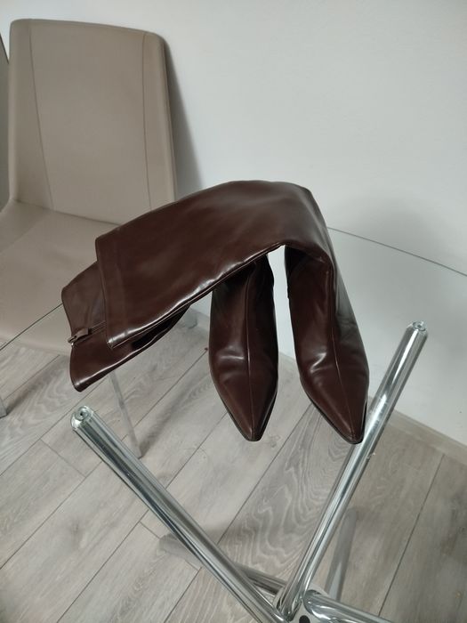 Vând 4 perechi de pantofi, preț negociabil.