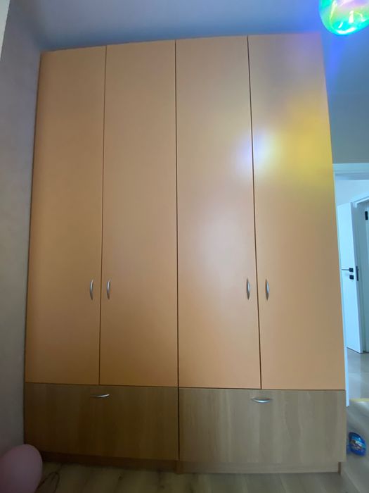 Четирикрилен гардероб с надстройка 180 см ширина, 58 см дълбочина