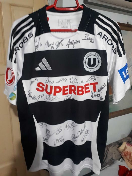 Tricou U Cluj cu autografe - Banii merg la un baiat bolnav.