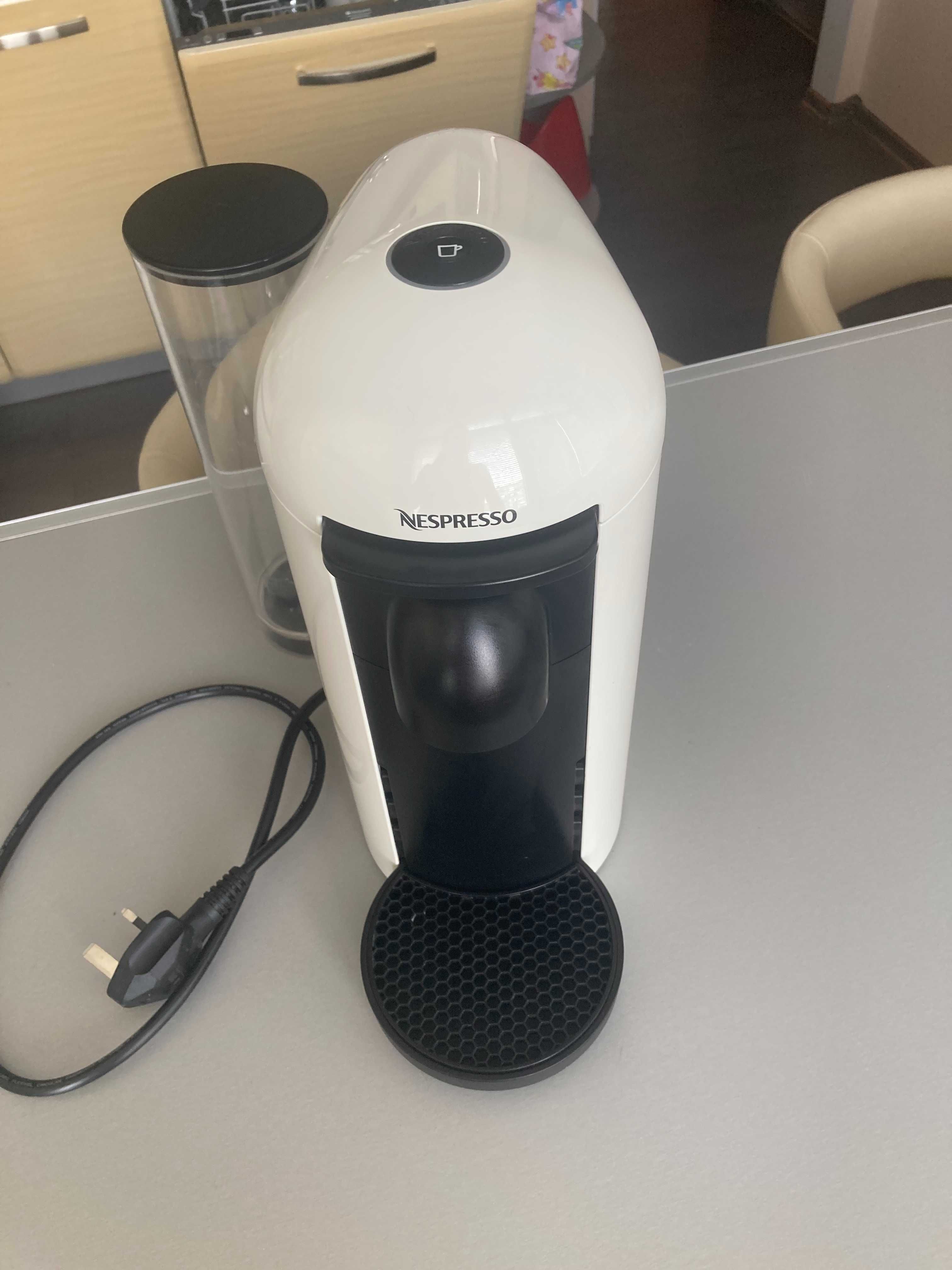 Кафемашина с капсули Nespresso VERTUO Plus GCB2