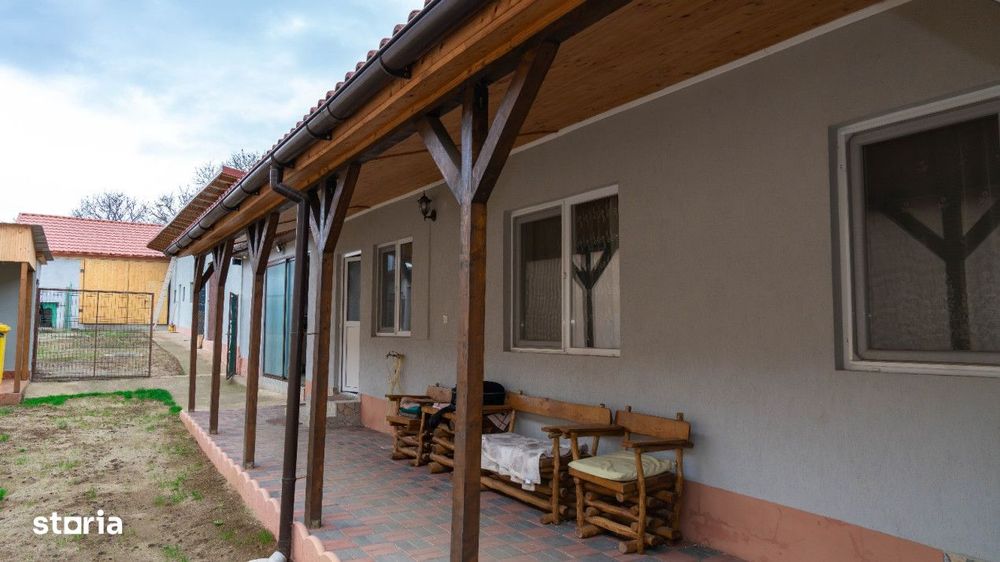 Casa cu 6 camere suprafata 220mp si teren 1700mp spre vanzare in Rosia