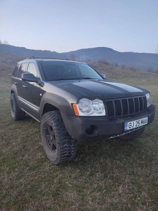 Jeep Grand Cherokee Stare buna, înălțată și anvelope off-road.
