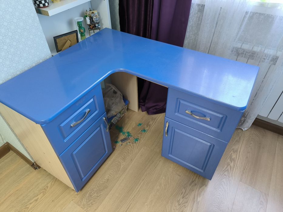 Стол угловой письменный для школьника с тумбой и ящиками