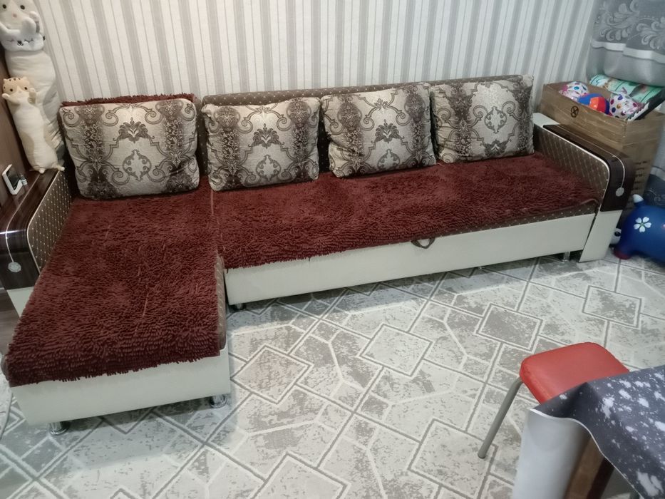 Диван б/у в нормальном состоянии