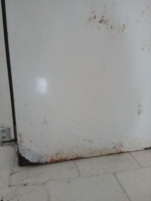 Продавам хладилник-фризер вертикален