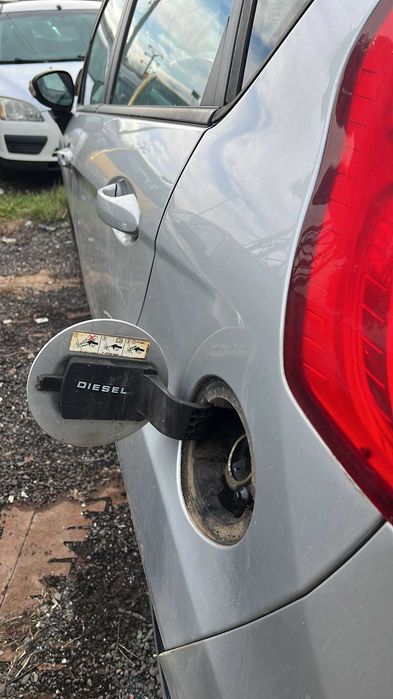 Dezmembrez la pret avantajos autoturism Ford Fiesta