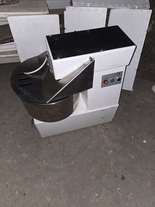 Продается Итальянская тестомесильная машина, в отличном состоянии для
