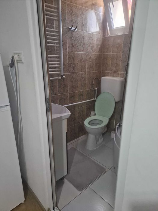 Închiriez garsoniera!