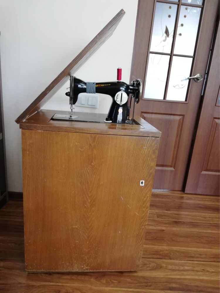 Продам швейную машинку