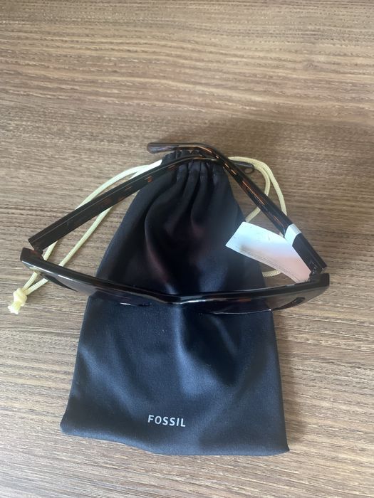 Ochelari de soare noi, Fossil