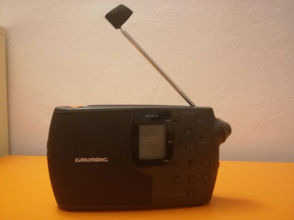 Radio cu ceas Grundig