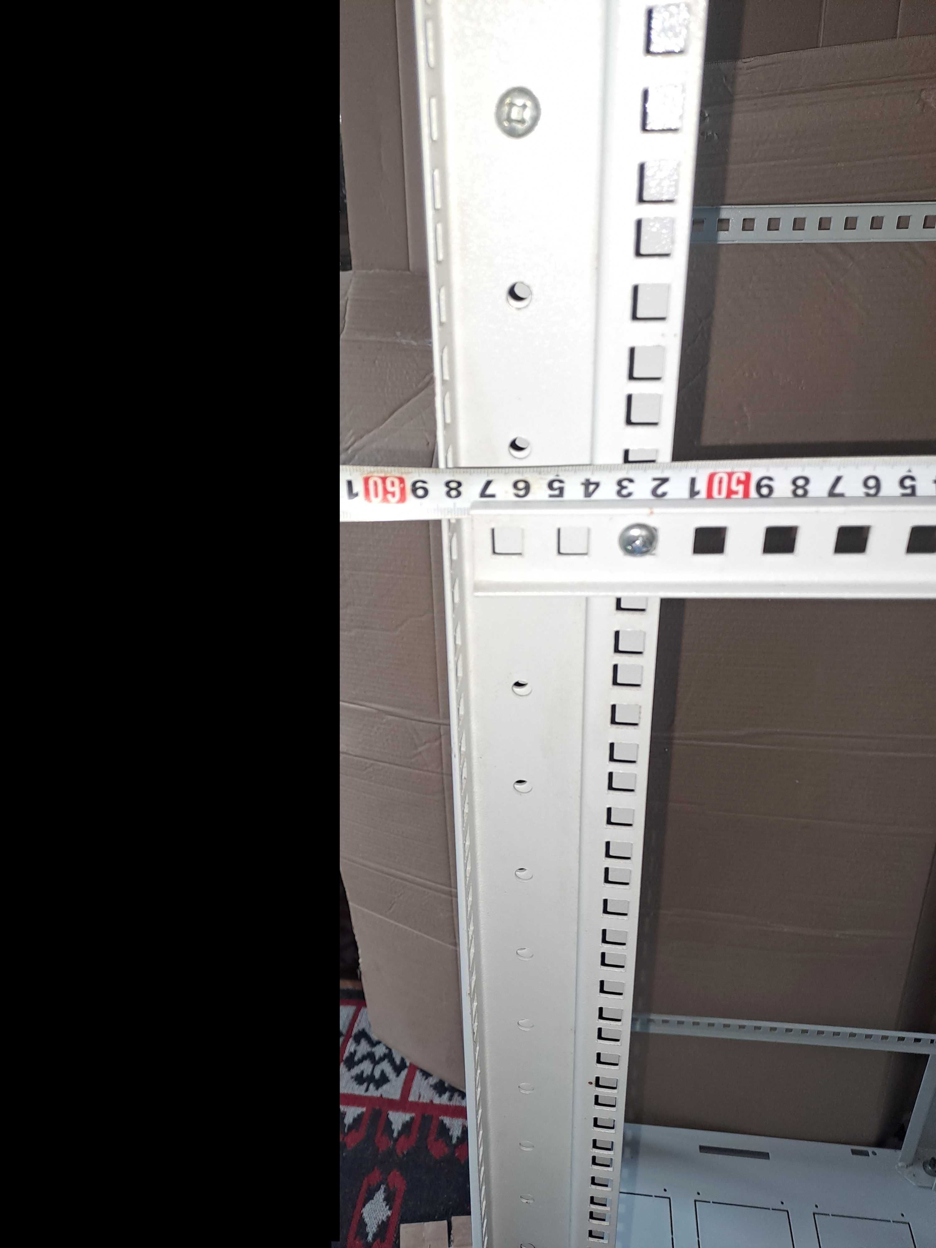 Продавам комуникационен шкаф 19" за 32U
