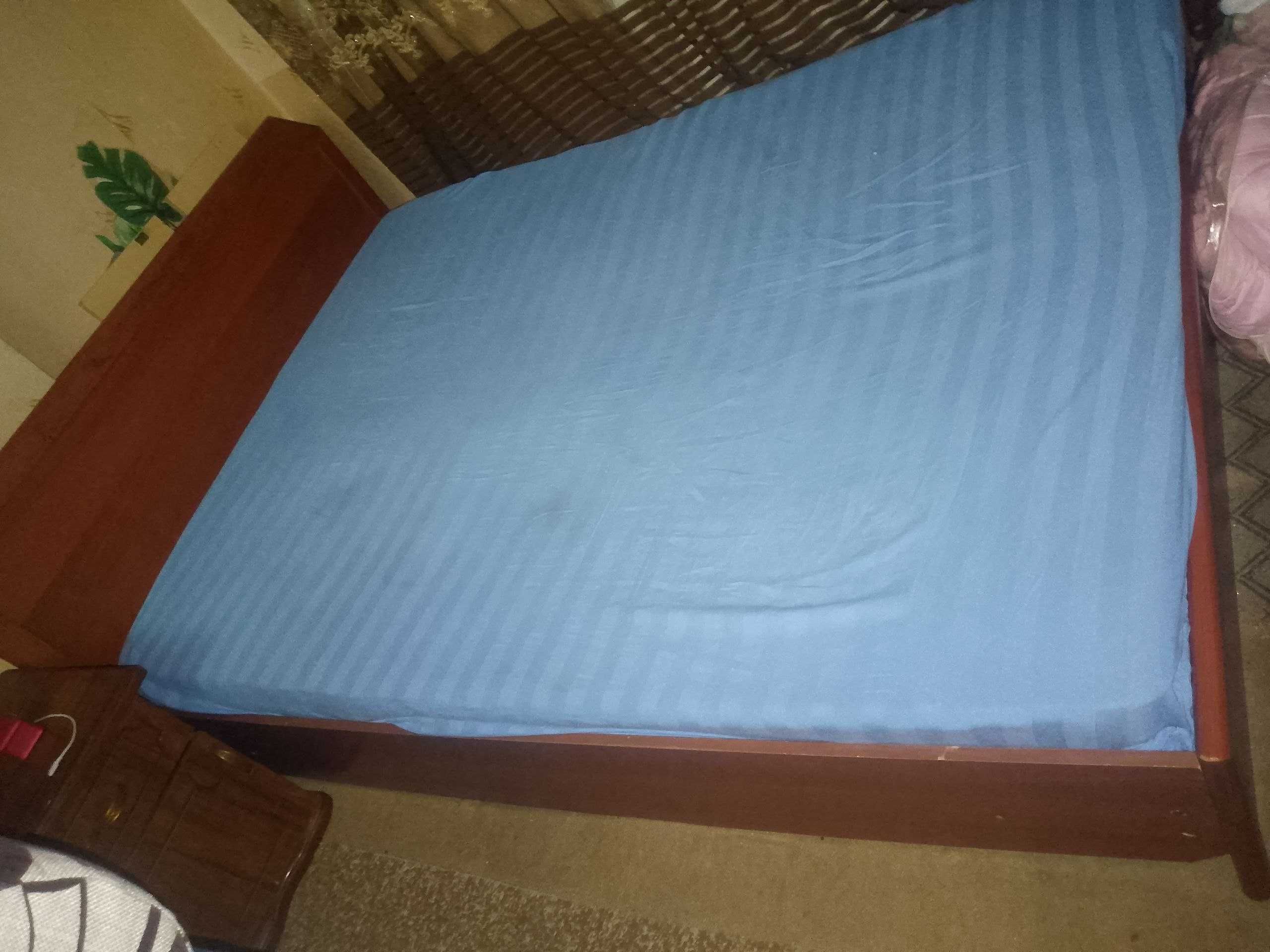 Продам Кровать,  БУ матрас  и  Тумбочки прикроватные 2 шт