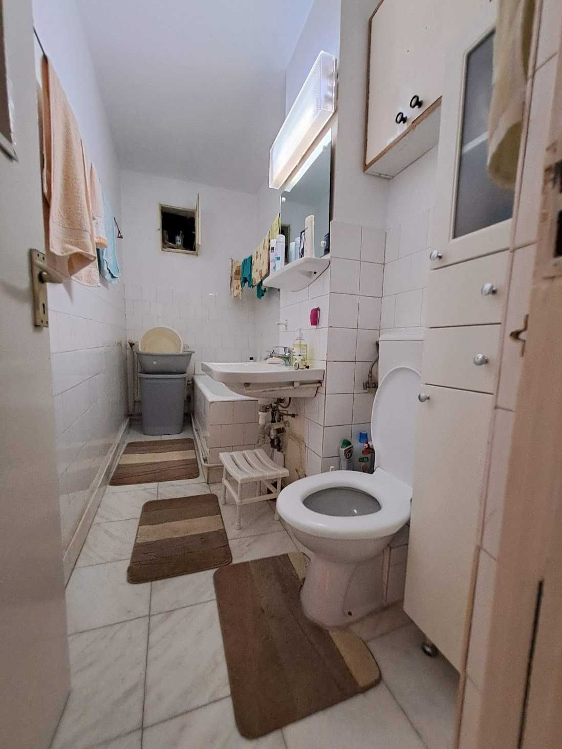 Vând apartament 3 camere, 2 băi, mobilat, centrală proprie, termopane