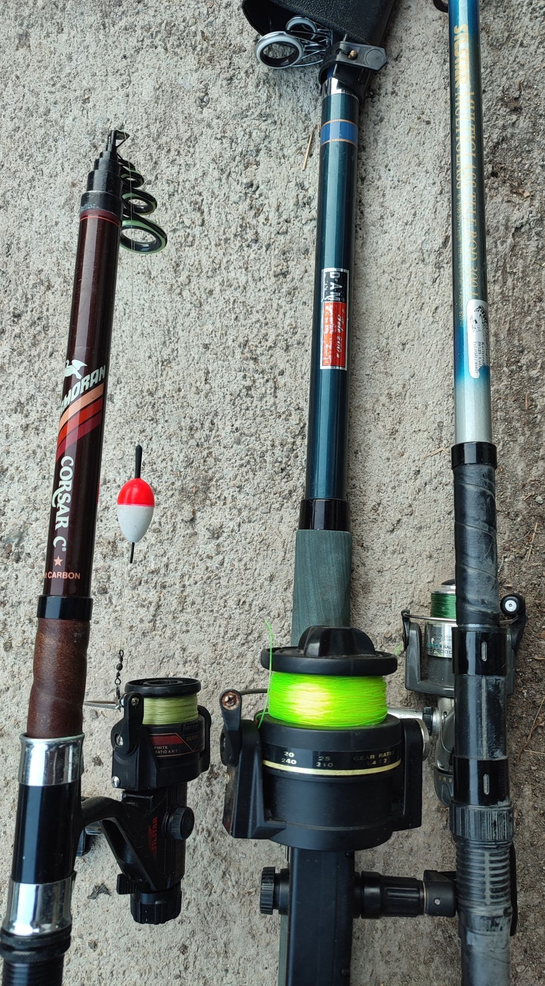 Lansete, și diferite unelte pentru pescuit.