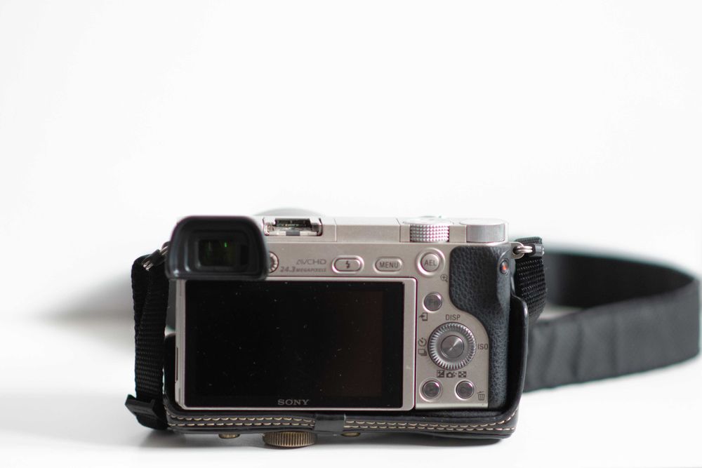 Vand/Schimb SONY a6000 kit + obiectiv + toc elegant de piele! WiFi NFC