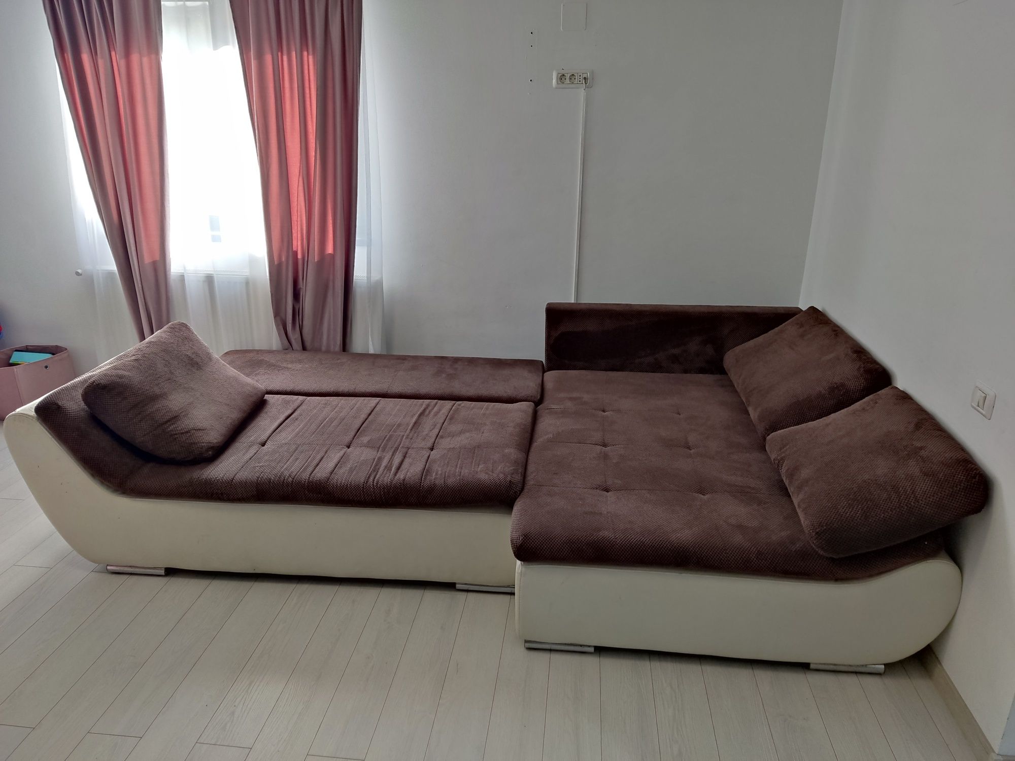 Colțar de living extensibil in 2 culori-3 perne mari