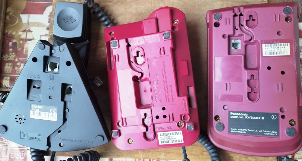 Стационарни телефони - 3(три), букси, розетки, кабели