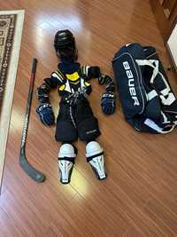 Хоккейный шлем, коньки, клюшки и баул