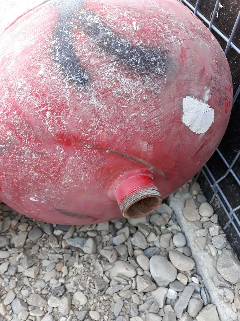 Butelii de compresor de 200 litrii preț.520 lei.