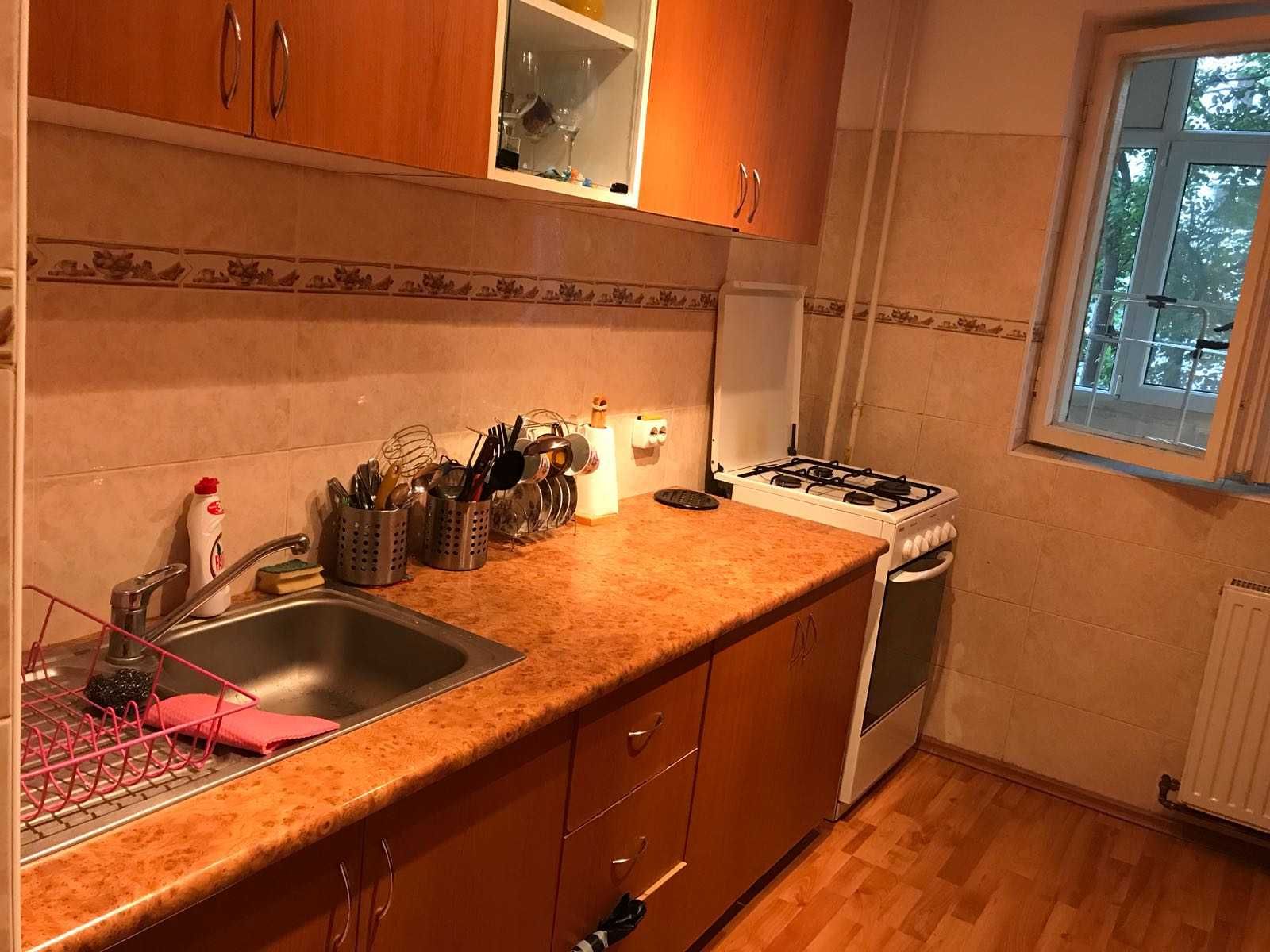 Inchiriez o camera intr-un apartament de 3 camere