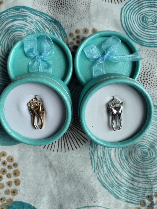 Брошки за медици