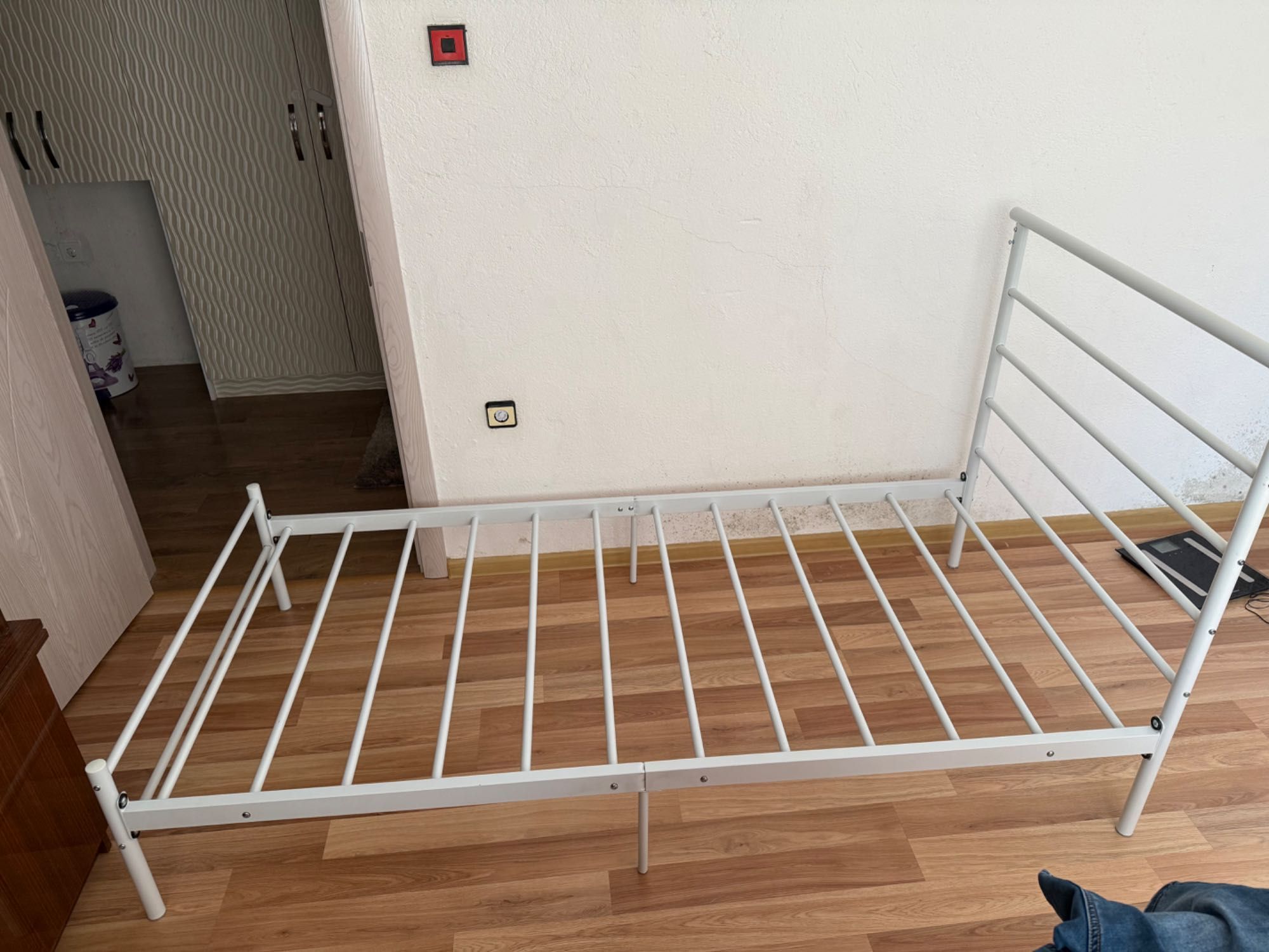 Продавам легло желязна рамка