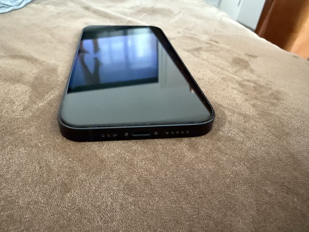 Продавам iPhone 13 128 gb. черен