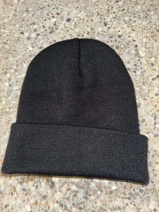 Caciula neagra cu broderie alba in forma de cruce