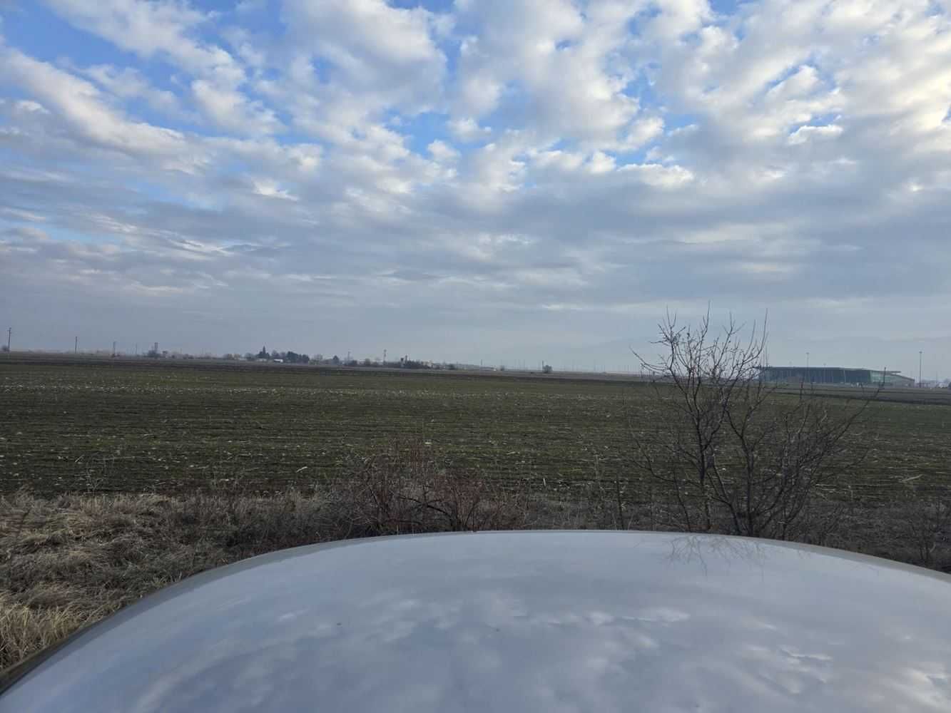 Парцел на втора линия от асфлатовия път в близост летище Пловдив