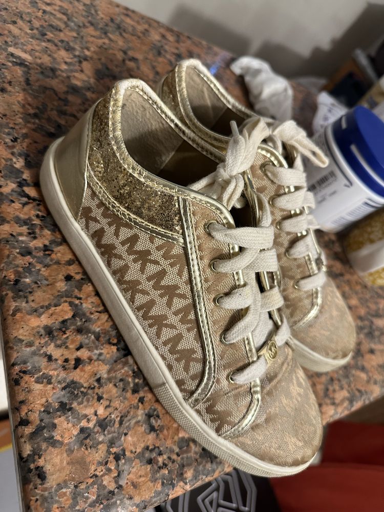 Обувки Armani, Michael kors, Converse