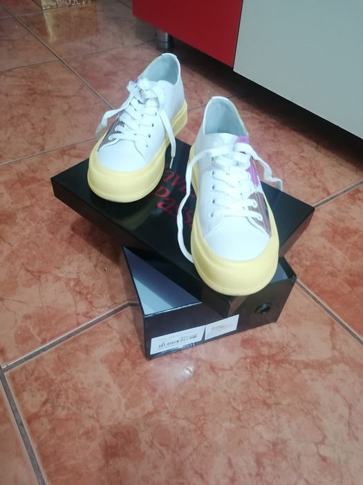 Vând adidași (teniși) din piele