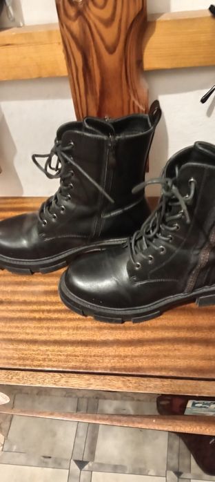 Дамски ботуши с цип.