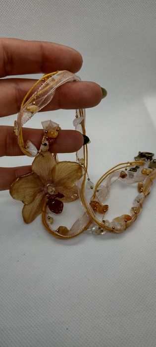 Колие с естествен цвят на орхидея.  Дължината е максимално 30 см