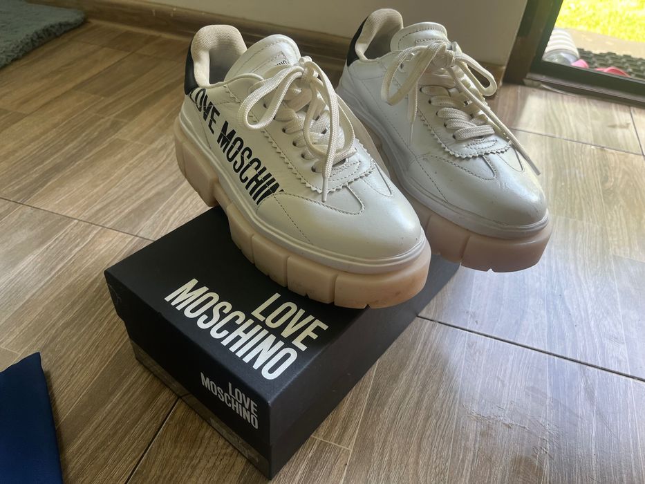 Vand adidași Moschino și sandale armani