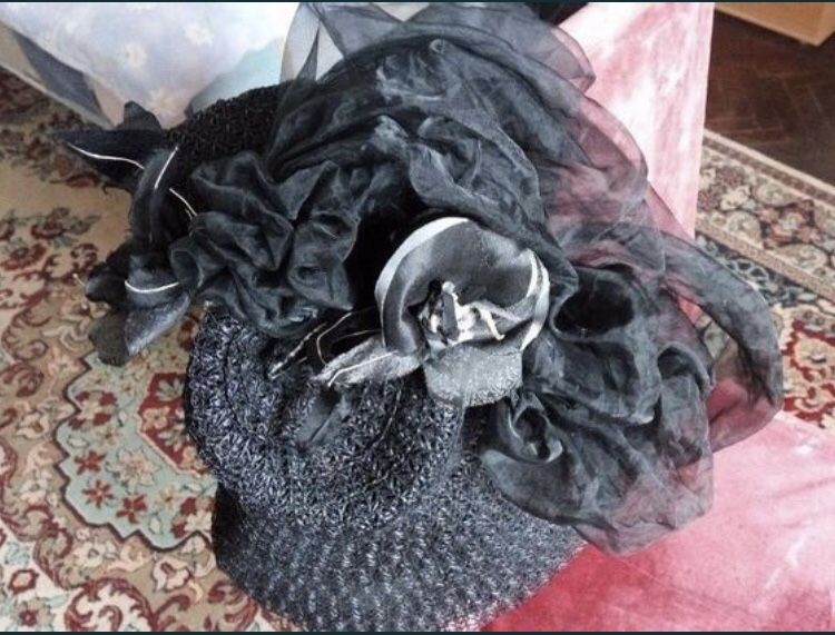 Palarie neagra de spectacol