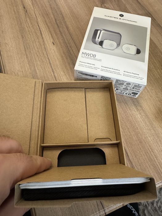 Master & Dynamic MW08